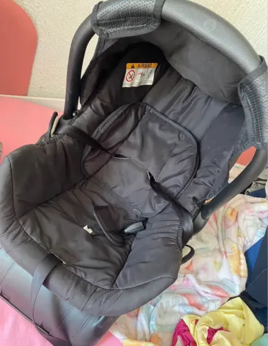 Bebê conforto com base para carro