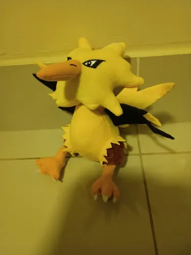 Boneco de pelúcia zapdos pokemon 25cm