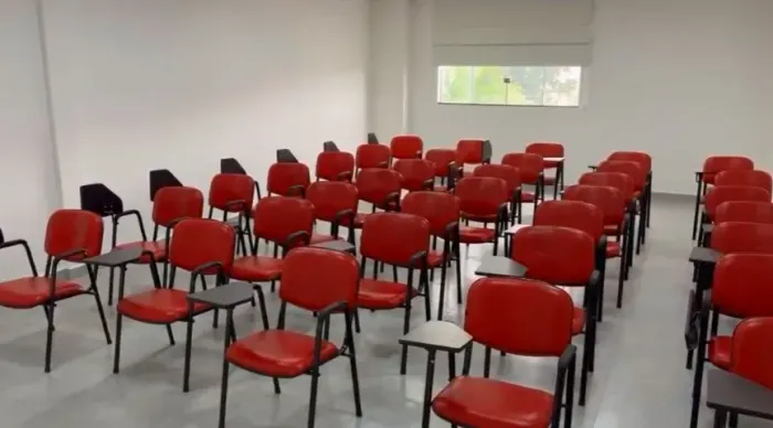Cadeiras Universitárias SEMINOVAS. Barato e de Qualidade!