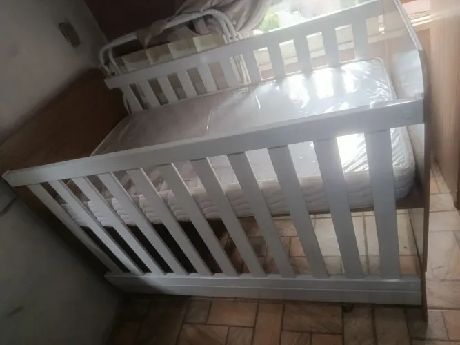 Berço que vira cama