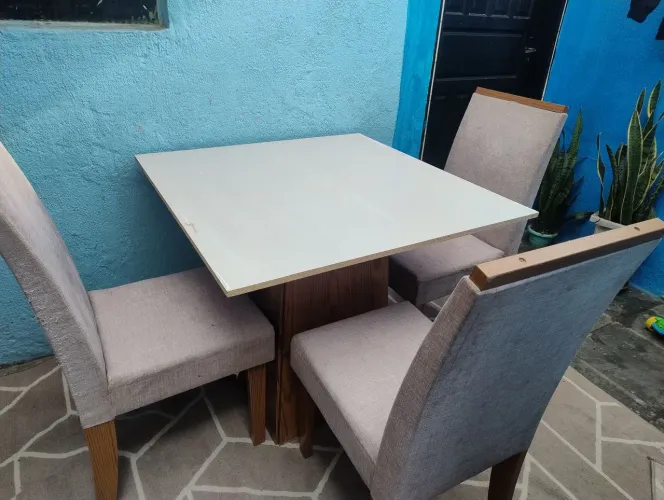 Mesa com 3 cadeiras (observação ela tinha tapão de vidro em cima desse de mandeira quebro)