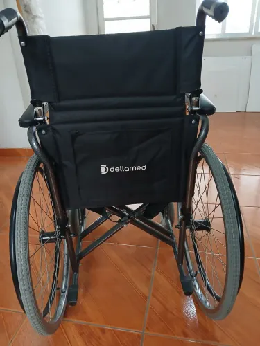 CADEIRA DE RODAS DELLAMED MUITO MACIA COM PNEUS EM AÇO EM CARBONO 