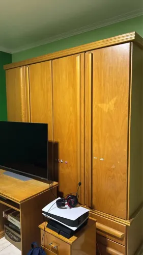 Guarda roupa em madeira - ótimo estado