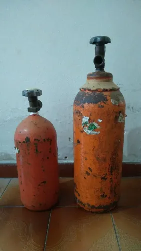 2 cilindros de gás helio