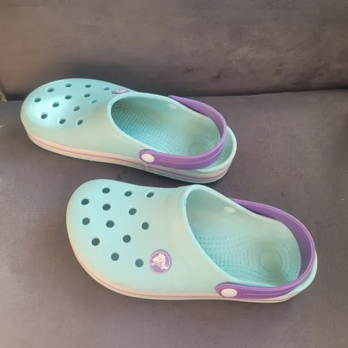 Babuche tipo crocs menina verde e lilas
