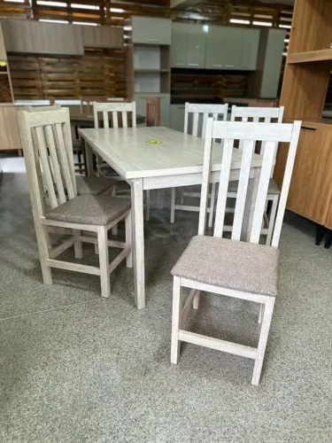 Mesa com 6 cadeiras em madeira eucalipto