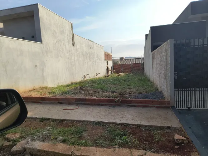 Vendo meio terreno em Marialva excelente localização.