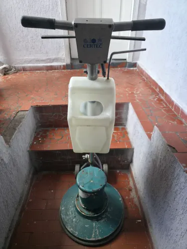 Enceradeira Deep Clean Dc 350 Plus com reservatório (Usado)