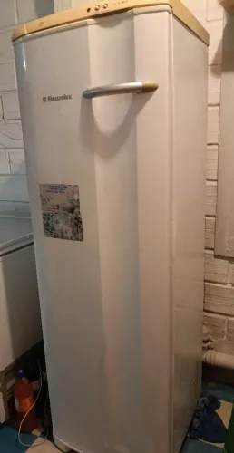 Vendo um freezer vertical.