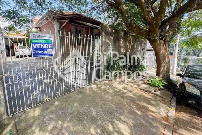 Casa para a venda com piscina, lareira e 3 quartos em terreno amplo no Ipiranga.