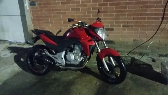 Vende se cb 300 inteira so pegar e andar 