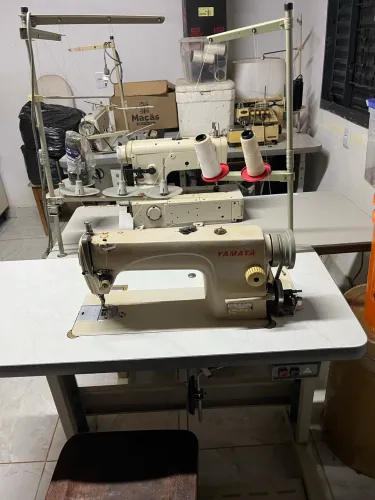 Máquina reta industrial Yamata (1 agulha, ponto fixo).