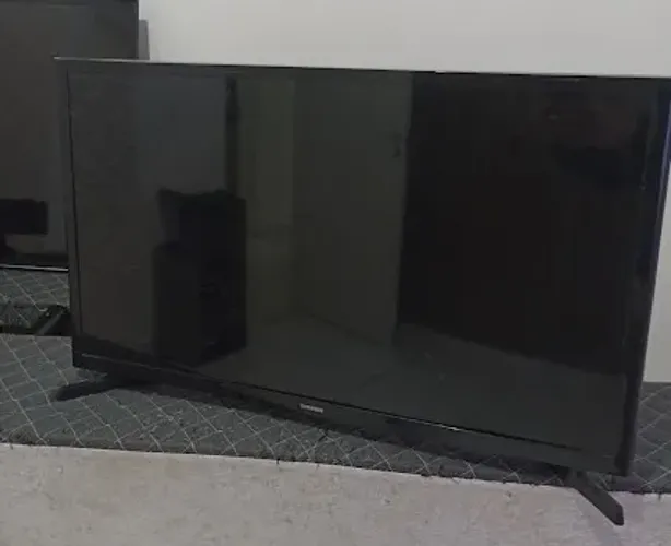 TV Samsung Smart TV LED 32" - Modelo UN32J4300AG - Para retirada de peças.