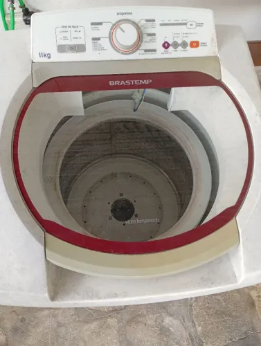 Lavadora Brastemp com capacidade de 11kg. Design moderno com vidro temperado.<br>