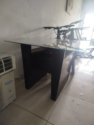 Mesa com tampo de vidro