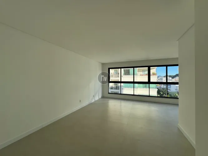 Apartamento Novo com 3 Suítes e 3 Vagas no Centro de Balneário Camboriú