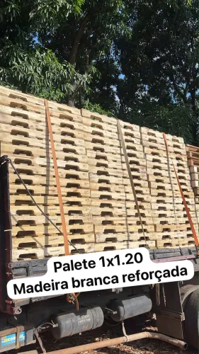 Palete de madeira branca reforçada