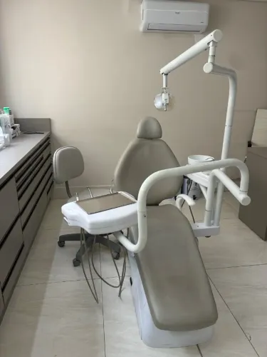 Equipamento/cadeira odontológica semi nova com mocho