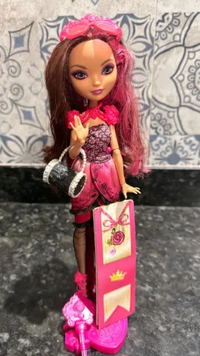 Boneca da personagem Briar Beauty, filha da Bela Adormecida, da coleção Ever After High.