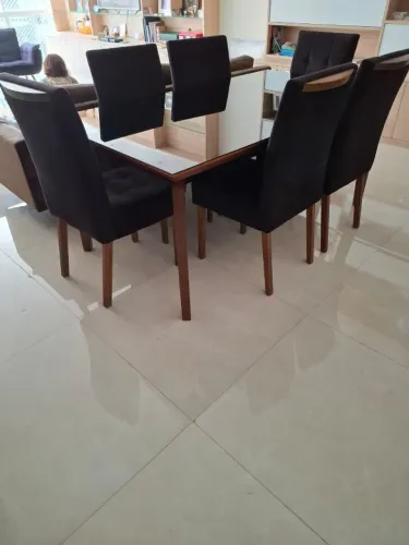 Mesa de jantar retangular usada com seis cadeiras