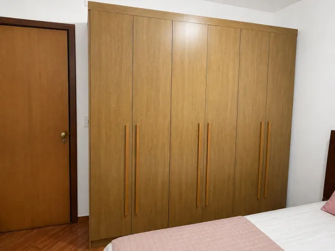 Guarda-Roupa Casal Grande 6 Portas em Madeira - Ótimo Estado