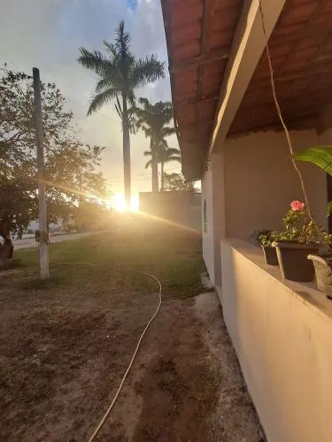 Ótima casa com terreno amplo ao redor da casa contendo espaço para mais contratações .