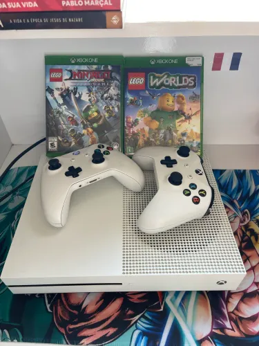 XBOX ONE S 1TB de memória + 2 CONTROLES E JOGOS
