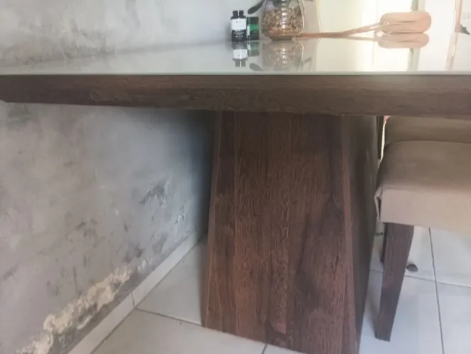 Mesa com tampa de vidro com 6 cadeiras