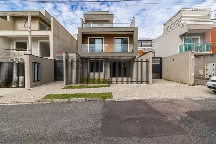 Sobrado com 4 quartos, 1 suíte, 2 vagas no Xaxim - Curitiba