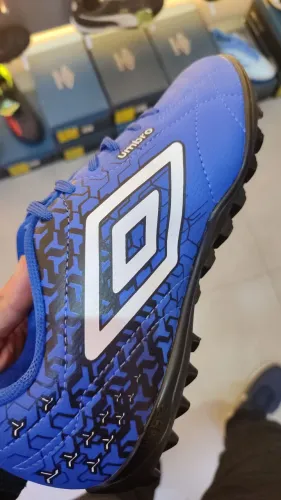 Chuteira UMBRO TAMANHO 41 NOVA DE 180$ POR 160$