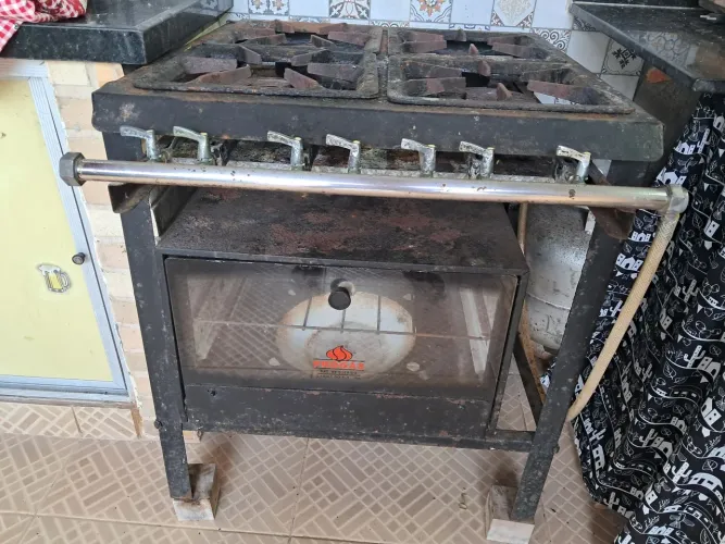 Fogão industrial 4 bocas com forno à gás