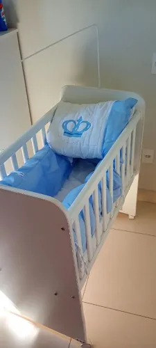 Mini berço acompanhado de colchão e o kit berço 