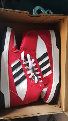 Tênis adidas basquete ?