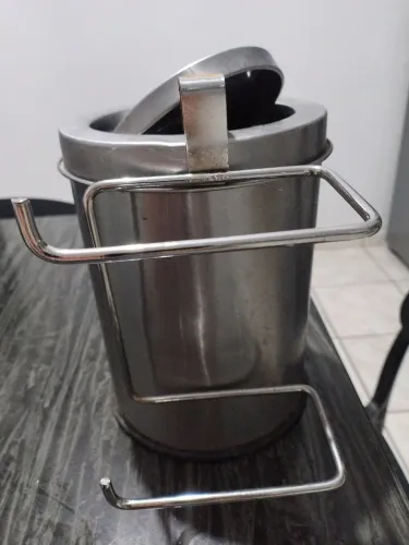 Kit lixeira e papeleira para banheiro