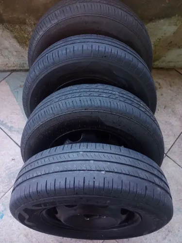 Pneus 13/175/70 com rodas e calotas excelente estado 
