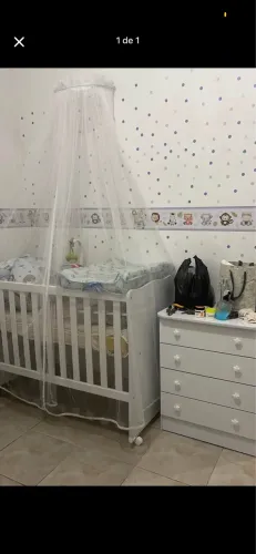 Cômoda com berço e mosquiteiro de parede