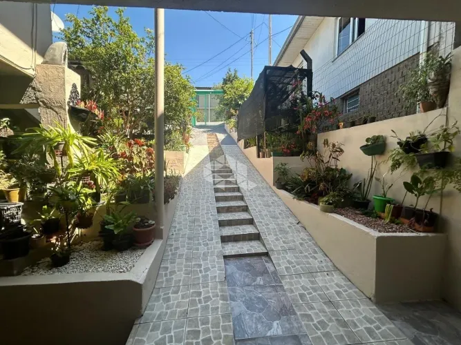 Casa de andares, com 6 quartos, churrasqueira no Primeiro de Maio