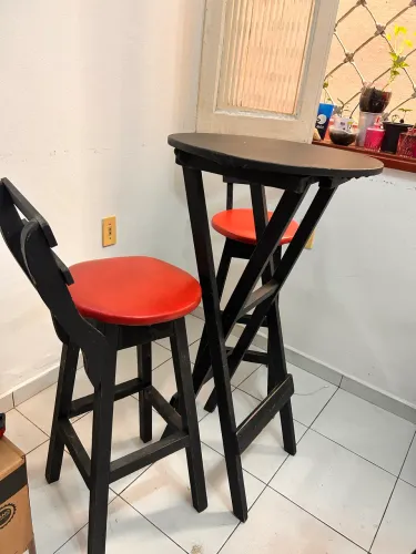 Mesa Bistrô Alta de Madeira + 2 Bancos Acolchoados | Linda e em Ótimo Estado