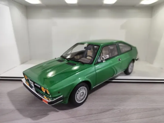 Miniatura Alfa Romeo Alfasud Sprint 1/18 OttOmobile Caixa