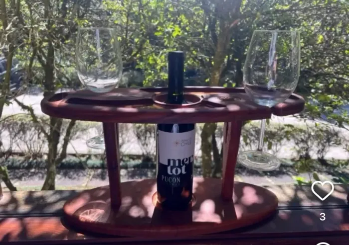 Petisqueira Artesenal em Madeira com suporte para Taças e Vinho