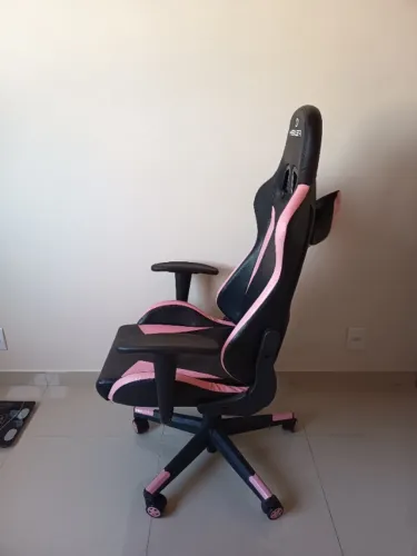 Cadeira gamer reclinável Strike Healer cor rosa e preto