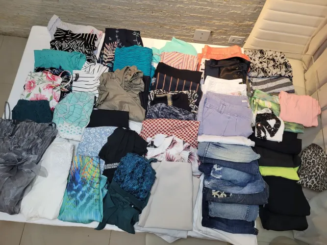 Lote com 57 peças femininas 