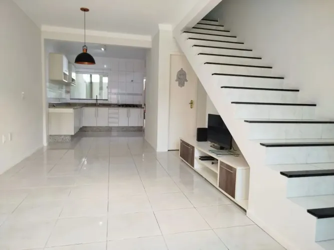 Sobrado à Venda - Bairro Ariribá, Balneário Camboriú