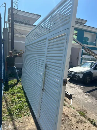 Portão todo em Alumínio e venezianas . Preço negociável