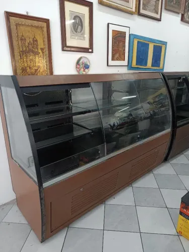 Vitrine ou Balcão expositora refrigerada comercial funcionando .