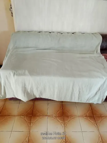 Cortina de sala, tecido poliéster esverdeado.