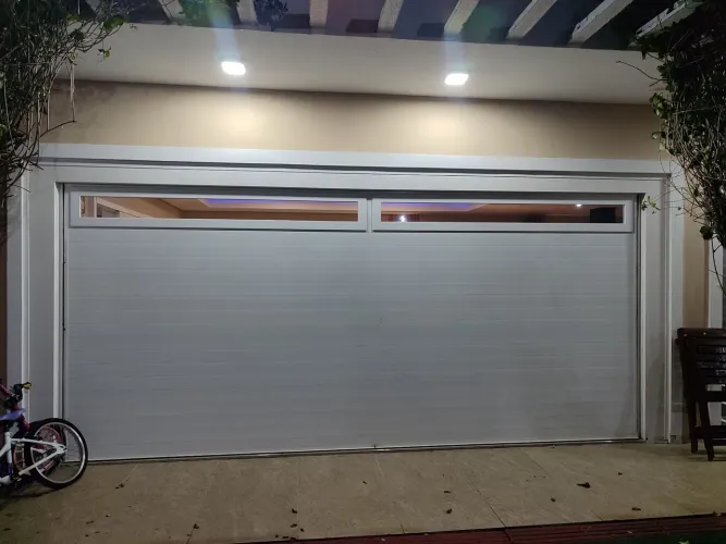 Porta de garagem em PVC 