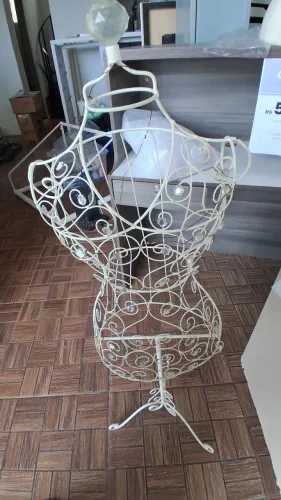 Decoração busto de metal com LED