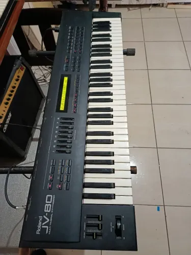 Teclado Roland JV 80 