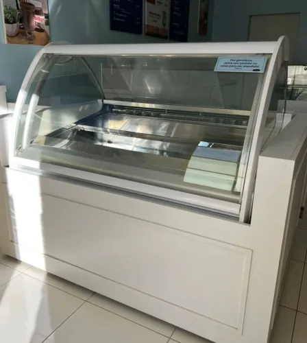 Vitrine ISA modelo Mito 16 sabores .